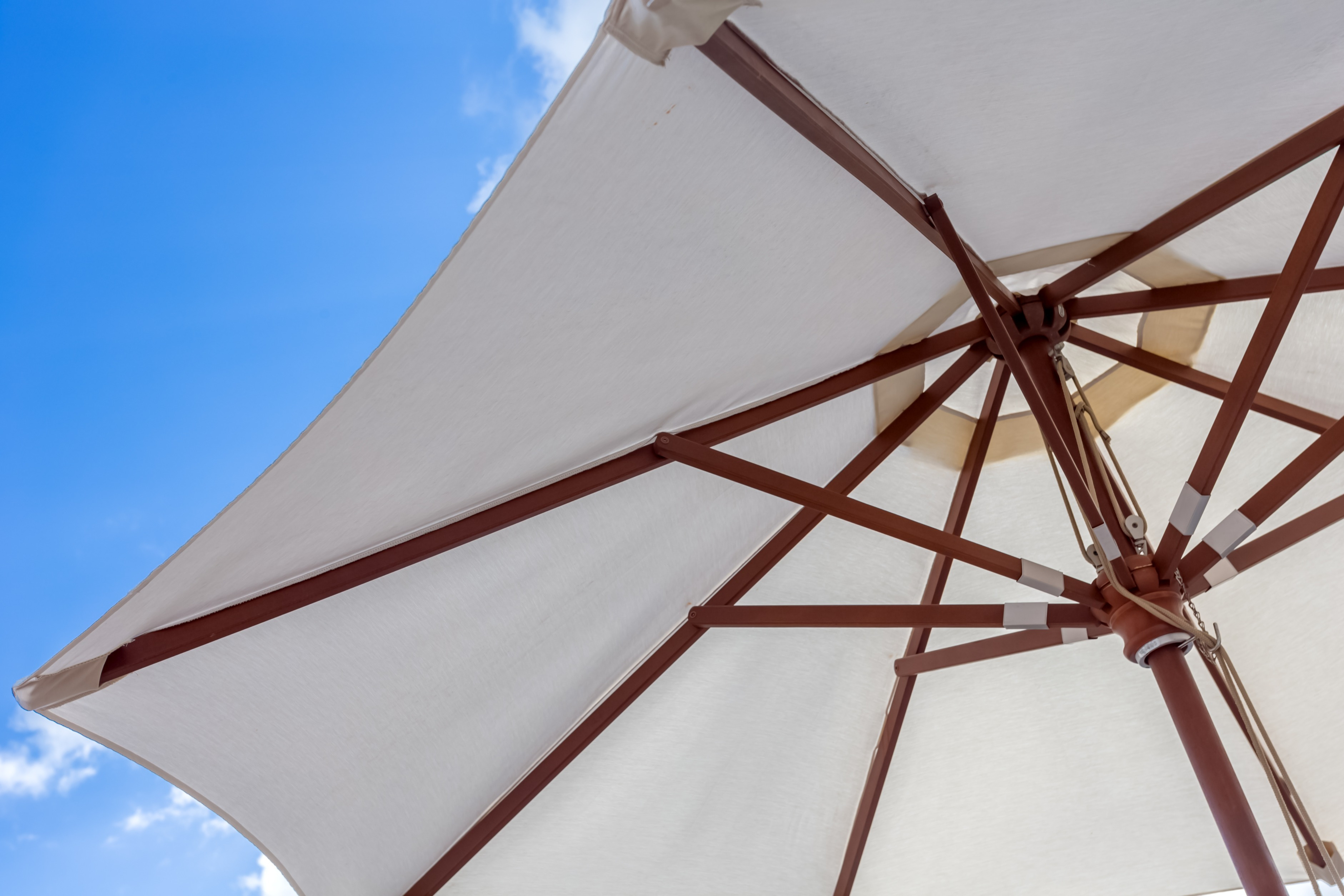 aufgespannter Sonnenschirm vor blauem Himmel; Detektei aus Bielefeld, Detektiv aus Bielefeld, Privatdetektiv aus Bielefeld, Wirtschaftsdetektei aus Bielefeld